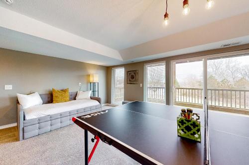 ein Wohnzimmer mit einer Tischtennisplatte in der Unterkunft Hilltop Hideaway in Rogers