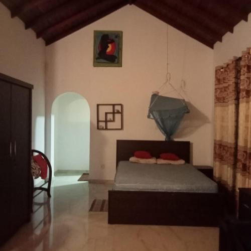 1 dormitorio con 1 cama en una habitación en Moragalla Beach Apartments, en Moragalla