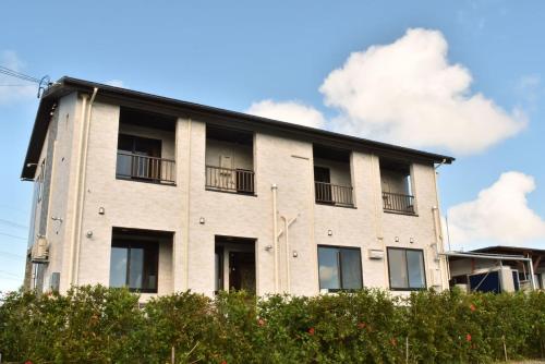 a building with windows on the side of it at 美ら海　みるきぃうえぃ in Motobu