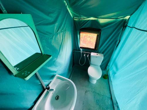 ein blaues Zelt mit einem Waschbecken und einem WC darin in der Unterkunft Peacock Hill Glamp in Gampola