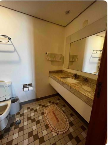 a bathroom with a sink and a mirror at FLAT EM ALPHAVILLE HOTEL MELHOR LOCALIZAÇÃo in Barueri