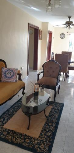 Sala de estar con sofás y mesa de centro en Clásico apartamento en Santo Domingo Este, en El Seis