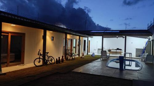 una casa con bicicletas estacionadas junto a una piscina en Recanto Boulevard, en Tibau do Sul
