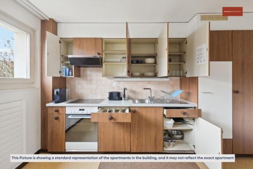 Ett kök eller pentry på Cozy 3-Bedroom Apartment in Chreis45
