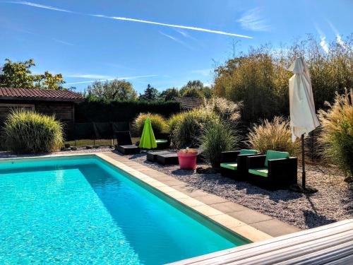 Sundlaugin á Gîte pour 2 avec terrasse, jardin et piscine partagée - Idéal randonnée et découverte du Lot-et-Garonne eða í nágrenninu