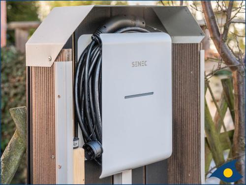 una caja blanca de electricidad con un cable enchufado en ella en Haus Kieferndüne Ferienwohnung EG, en Ahlbeck