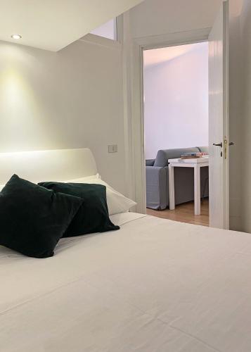 Via Giulia apartment / historic center of Rome