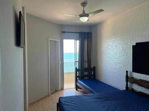 um quarto com uma cama e vista para o oceano em Apartamento Guarapari Frente para o Mar em Guarapari