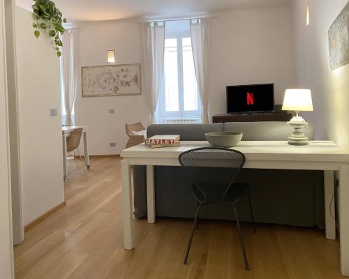 Via Giulia apartment / historic center of Rome