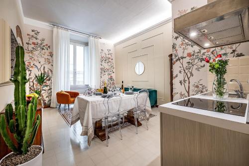 a kitchen with a table with chairs and a kitchen sidx sidx sidx sidx at THREE APARTMENTS Via Roma in Florence
