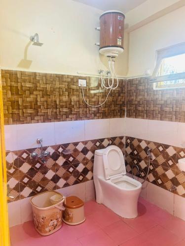 łazienka z toaletą i umywalką w obiekcie Tafreegram w mieście Kalgha
