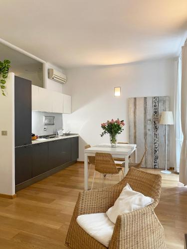 Via Giulia apartment / historic center of Rome