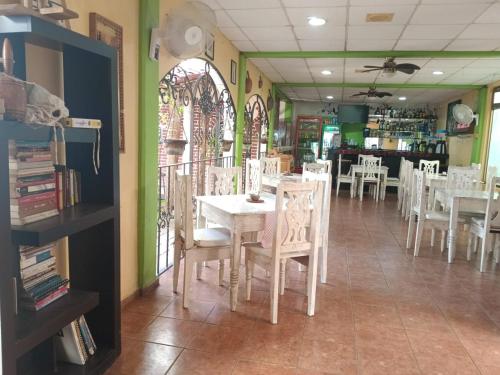 a dining room with white chairs and a table at HOTEL PALACIO CHATINO in Santos Reyes Nopala