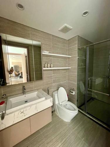La salle de bains est pourvue de toilettes, d'un lavabo et d'une douche. dans l'établissement Kim's homestay - Vinhomes OCean Park, à Gia Lâm Pho