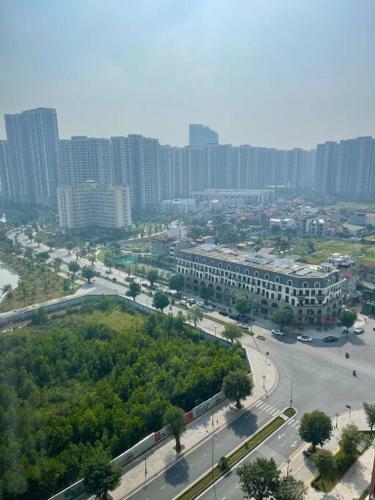 une vue aérienne sur une ville avec de grands bâtiments dans l'établissement Kim's homestay - Vinhomes OCean Park, à Gia Lâm Pho