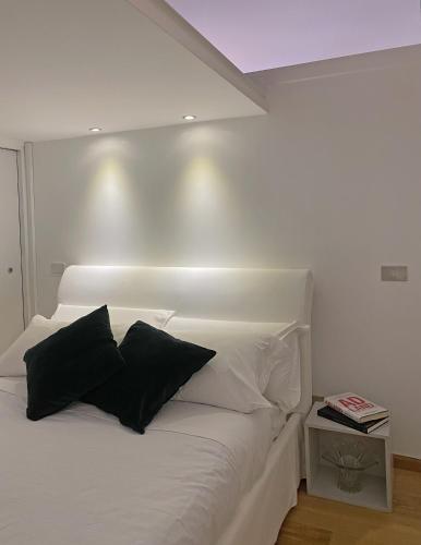 Via Giulia apartment / historic center of Rome