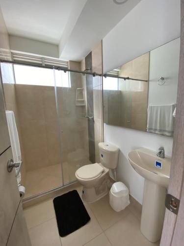 y baño con ducha, aseo y lavamanos. en Aqualina Orange Apartamento Piso 3 Vista a Piscina 3 Habitaciones, en Girardot