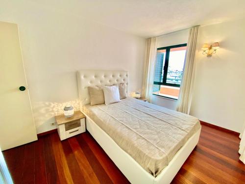 ein Schlafzimmer mit einem großen Bett und einem Fenster in der Unterkunft Marina Garden by Ethnic Ocean in Vilamoura