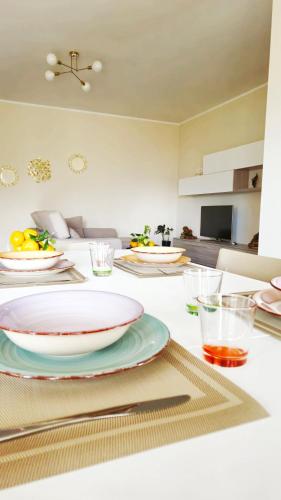 tavolo da pranzo con piatti e bicchieri di Casa il Frutteto Pompei a Pompei