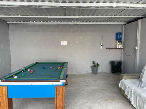 um quarto com uma mesa de bilhar numa garagem em Pousada Alojamento AS em Viracopos