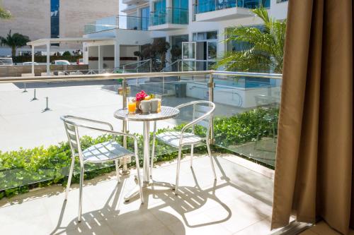 Swimmingpoolen hos eller tæt på ALICIA - Coralli Beachfront Apartment