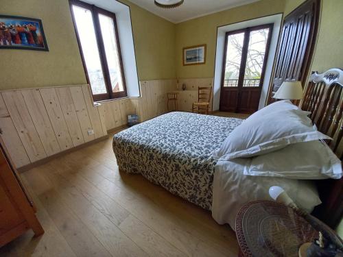 une chambre avec un lit et deux fenêtres dans l'établissement 