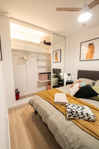 une chambre avec un grand lit et une fenêtre dans l'établissement T2 cosy et climatisé au cœur de la ville - La Golondrina, à Martigues
