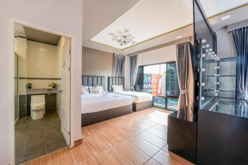 1 dormitorio con 1 cama y baño en Dana Poolvilla 1 Pattaya, en Nong Prue