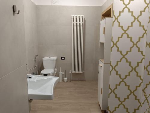 łazienka z toaletą i wanną w obiekcie Residence Superstar w mieście San Martino di Lupari