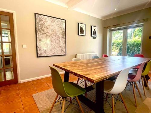 uma sala de jantar com uma mesa de madeira e cadeiras em Edge view, outdoor adventure focused cottage, sleeps 8 em Bamford