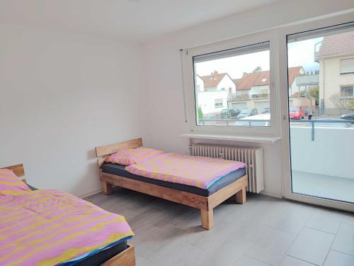 a bedroom with a bed and a window at Schöne Wohnung 90 Uni Nah Mainz in Mainz