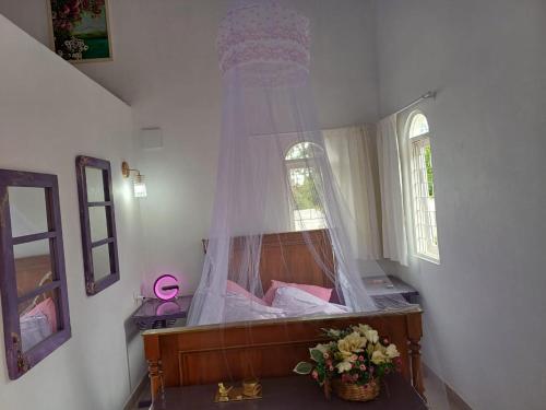 Un dormitorio con una cama con una red. en Casa do Mato II en São Lourenço do Sul