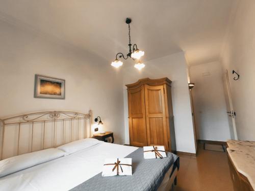 una camera da letto con un letto con due croci sopra di Casa Fasano Amalfi Coast a Vietri