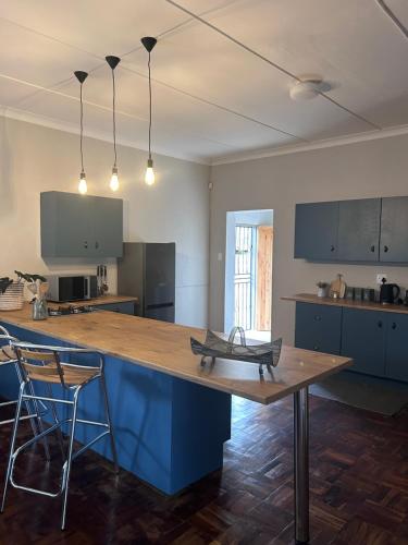 cocina con mesa de madera y 2 sillas en Lilibeth guesthouse en Parys