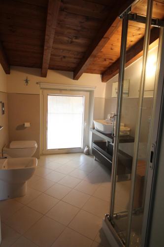 デセンツァーノ・デル・ガルダにあるVilla Paolaのバスルーム(トイレ、洗面台付)