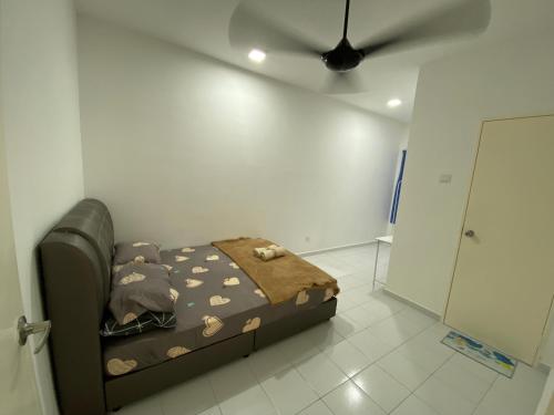 een slaapkamer met een bed en een plafondventilator bij Narin Homestay,UMP Gambang,Pusat Asasi UIA,Kolej Matrikulasi in Gambang