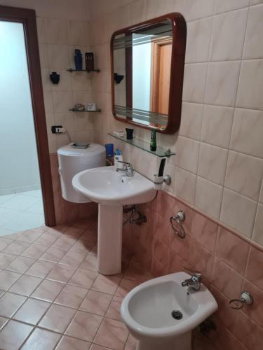 y baño con lavabo, espejo y aseo. en EnzAnt, en Cicciano