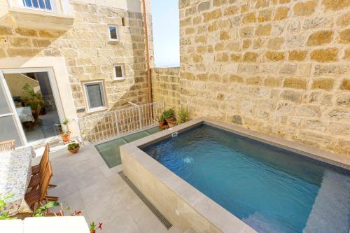 Bazén v ubytování A 2BR farmhouse with private pool in Zebbug & BBQ by 360 Estates nebo v jeho okolí