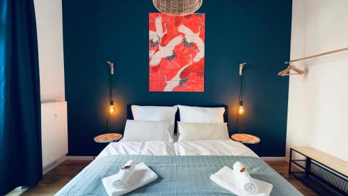 um quarto com uma cama com duas toalhas em Apartment FAUNA in Halle an der Saale em Halle an der Saale