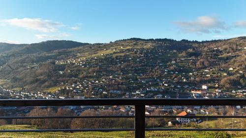 Blick auf eine Stadt auf einem Hügel in der Unterkunft CHALET LE 17 4 étoiles in La Bresse