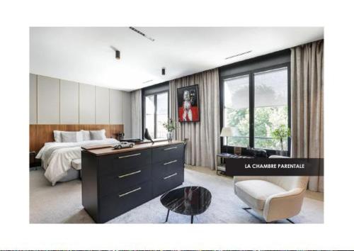 - une chambre avec un lit, un bureau et une chaise dans l'établissement CHIC ET ART DECO, à Montmorency