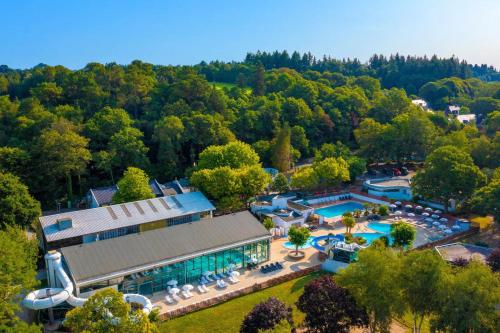 Una vista aérea de un complejo turístico con piscina. en Camping Le Ty Nadan - Roan, en Quimperlé
