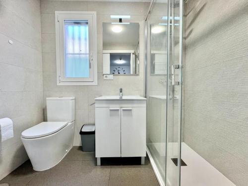 een badkamer met een toilet, een wastafel en een douche bij Apartamento Reformado con Piscina Albir in Albir