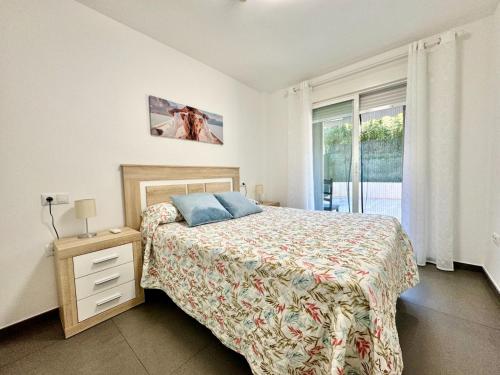 een slaapkamer met een bed en een raam bij Apartamento Reformado con Piscina Albir in Albir