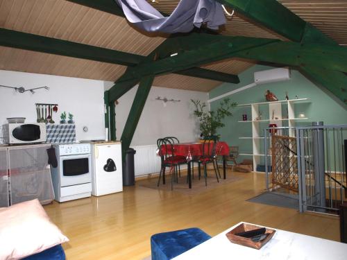- un salon avec des plafonds voûtés, une table et des chaises dans l'établissement Parcieux.T2 meublé équipée, à Parcieux