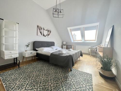 sypialnia z łóżkiem i dywanem w obiekcie BpHomes w Budapeszcie