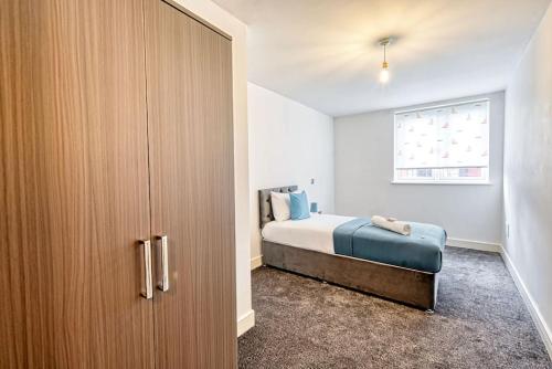 um quarto com uma cama e uma janela em Guest Homes - Cutlass Court em Birmingham