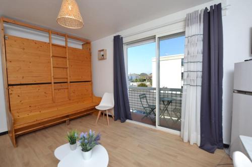 Il comprend un salon doté d'une grande fenêtre et d'un balcon. dans l'établissement Les plages du Boucanet, au Grau-du-Roi