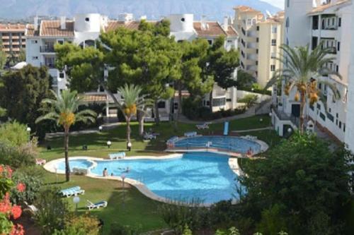 uitzicht op een zwembad in een resort bij Casa Capitolio - Albir in Albir