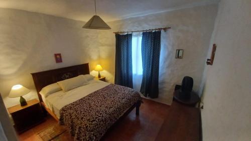 um quarto com uma cama e uma janela em CATALINA em San Antonio de Arredondo